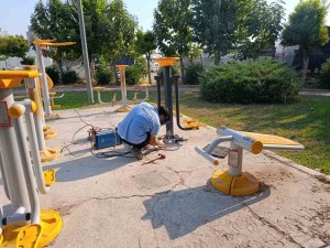 AKDENİZ’DE PARKLAR YENİLENİYOR, ÇOCUKLAR İÇİN DAHA GÜVENLİ HALE GETİRİLİYOR