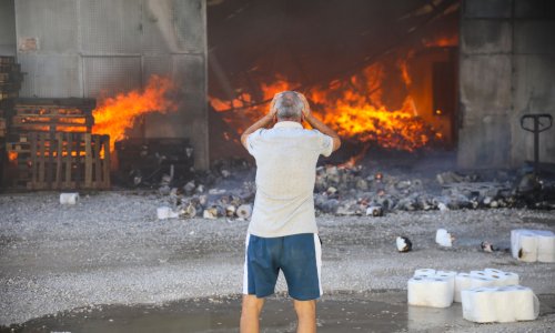 ANTALYA'DAKİ YANGINDA 5 DEPO KÜLE DÖNDÜ