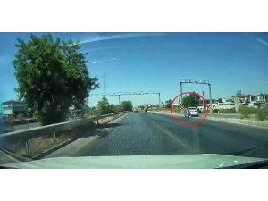 KONTROLSÜZ ŞEKİLDE TALİ YOLA DÖNEN OTOMOBİLE ARKADAN GELEN MOTOSİKLET ÇARPTI