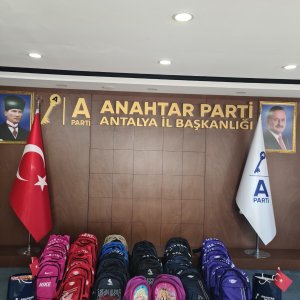 ANAHTAR PARTİ'DEN KIRTASİYE DESTEĞİ