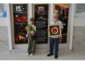 ŞEHİT ANNE VE BABASI TÜRK BAYRAĞIYLA OKULDA