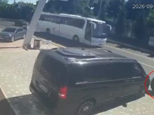 FIRLAYAN KAMYON LASTİĞİ TABELAYA ÇARTTI