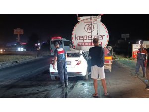 AKARYAKIT TANKERİNE ARKADAN ÇARPAN OTOMOBİL 100 METRE SÜRÜKLENDİ: 1 ÖLÜ