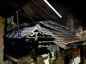 BURDUR’DA GECEYİ AYDINLATAN YANGIN: MÜSTAKİL EV ALEVLERE TESLİM OLDU