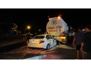 AKARYAKIT TANKERİNE OK GİBİ SAPLANAN OTOMOBİL, TANKERİN YAKITININ BOŞALTILMASIYLA ÇIKARTILABİLDİ