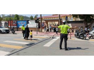 OKUL ÖNLERİNDE TRAFİK GÜVENLİĞİ DENETİMLERİ BAŞLADI
