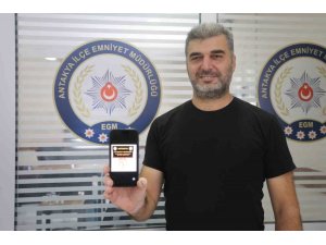 YOLA DÜŞÜRDÜĞÜ ALTIN DOLU KESEYİ KADIN ALIP GÖTÜRDÜ, POLİS 2 SAATTE YAKALADI: O ANLAR KAMERADA