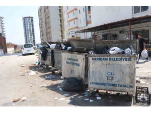 MAHALLELİDEN BELEDİYEYE PROTESTO: ÇÖPLERİ KENDİ ELLERİYLE TOPLADILAR