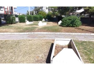 OSMANİYE’DE PARKIN ORTASINDAKİ MEZAR TAŞLARI DİKKAT ÇEKİYOR