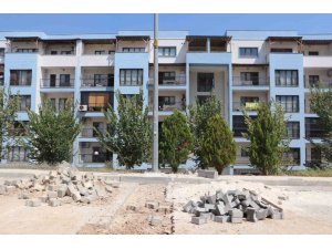 BAKANLIĞIN YAPTIĞI TOPLU KONUTLAR BELEDİYEDEN YOL BEKLİYOR