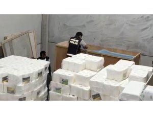 MERSİN’DE UYUŞTURUCU İMALATHANESİ OPERASYONUNUN BİLANÇOSU AĞIRLAŞTI: 298 BİN SENTETİK ECZA HAPI ELE GEÇİRİLDİ