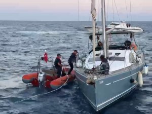 SÜRÜKLENEN YELKENLİ TEKNEYİ, SAHİL GÜVENLİK MARİNAYA YANAŞTIRDI