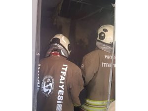 ANTAKYA’DA KONTEYNER YANGINI KISA SÜREDE SÖNDÜRÜLDÜ