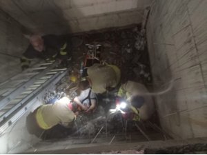 DEFNE’DE İNŞAAT HALİNDEKİ BİNANIN ASANSÖR BOŞLUĞUNA DÜŞEN ŞAHIS YARALANDI
