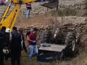 DEVRİLEN TRAKTÖRÜN ALTINDA KALAN ÖĞRETMEN HAYATINI KAYBETTİ