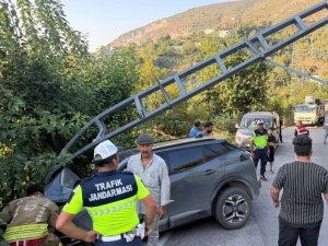 İSKENDERUN’DA ELEKTRİK DİREĞİNE ÇARPAN OTOMOBİLİN SÜRÜCÜSÜ YARALANDI