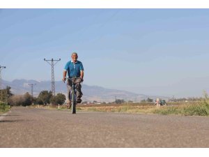 ÖMRÜNÜ PEDAL ÇEVİREREK GEÇİREN 85 YAŞINDAKİ YAŞLI ADAM, ’NE MAZOT NE GAZ, PEDAL ÇEVİRMEYE DOYUM OLMAZ’ BİLİNCİYLE GÜNDE 20 KİLOMETRE YOL KATEDİYOR