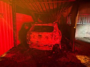 ANTALYA’DA KORKUTAN YANGIN: OTOMOBİL KÜLE DÖNDÜ, ALEVLER 3 KATLI BİNAYA SIÇRADI