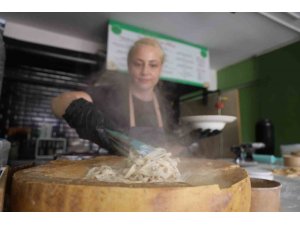 DEPREMİN PES ETTİREMEDİĞİ KADIN, GASTRONOMİ ŞEHRİNDE EL AÇMASI MAKARNASIYLA VATANDAŞLARIN DAMAK TADINI DEĞİŞTİRDİ