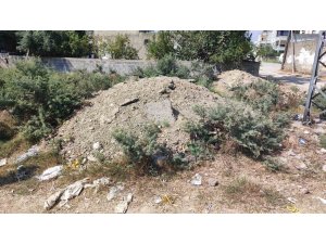 ASKİ’NİN ALTYAPI ÇALIŞMASI SONRASI BIRAKTIĞI ASFALT ATIKLARI AYLARDIR KALDIRILMADI