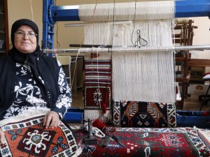 HALI DOKUMA GELENEĞİNİ GELECEK NESİLLERE AKTARIYOR