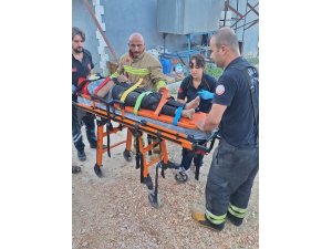 ALTINÖZÜ’NDE DEVRİLEN TRAKTÖRÜN ALTINDA KALAN 3 KİŞİ YARALANDI