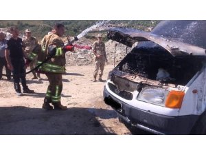 ANTAKYA’DA MİNİBÜSÜN MOTORUNDAN ALEVLER YÜKSELDİ