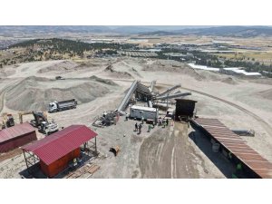 KAHRAMANMARAŞ’TA 200 BİN METREKÜP ENKAZ EKONOMİYE KAZANDIRILDI