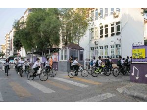 MERSİN’DE ÖĞRENCİLER OKULA PEDAL ÇEVİREREK GİTTİ