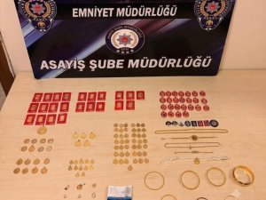 ANTALYA’DA KENDİSİNİ KOMİSER OLARAK TANITIP 3 MİLYON TL’LİK ZİYNET EŞYASI DOLANDIRDILAR