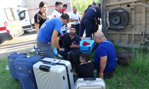 ANTALYA’DA TUR MİNİBÜSÜ, KAMYONET VE OTOMOBİLLE ÇARPIŞTI: 15 YARALI