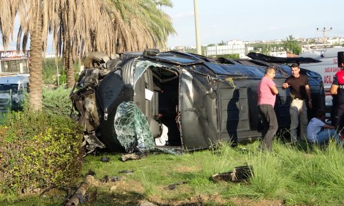 ANTALYA’DA TUR MİNİBÜSÜ, KAMYONET VE OTOMOBİLLE ÇARPIŞTI: 15 YARALI