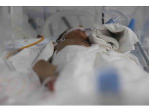 BAĞIRSAK AMELİYATIYLA SAĞLIĞINA KAVUŞAN BİN 300 GRAMLIK SURİYELİ PREMATÜRE BEBEĞİN BABASINDAN TÜRKİYE’YE ÖVGÜ DOLU SÖZLER