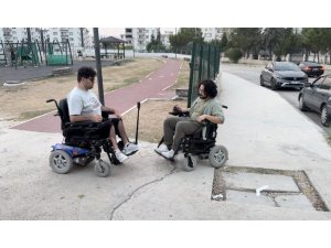 BİR GÜNLÜĞÜNE AKÜLÜ SANDALYEYE BİNDİ, ENGELLERİ YAŞAYARAK GÖRDÜ