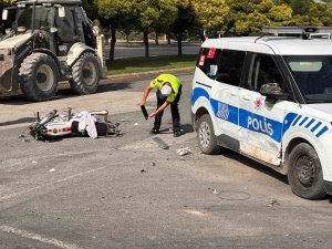 MOTOSİKLET POLİS ARACI İLE ÇARPIŞTI: 2 YARALI