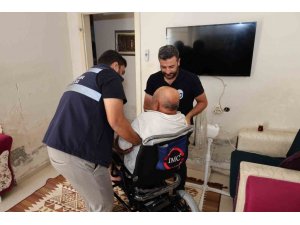 HBB’ DEN REYHANLI’DA YAŞAYAN ENGELLİ VATANDAŞA AKÜLÜ TEKERLEKLİ SANDALYE DESTEĞİ