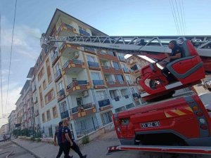PRİZDEN ÇIKAN YANGINDA 5 KİŞİLİK AİLENİN YAŞADIĞI EV ALEVLERE TESLİM OLDU