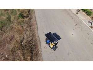 ADANA SICAĞINI AVANTAJA ÇEVİRDİ: DONDURMA SATTIĞI MOTOSİKLETİNE GÜNEŞ PANELİ TAKTIRDI