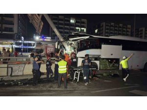 ADANA’DA YOLCU OTOBÜSÜ ALT GEÇİT DUVARINA ÇARPTI: 11 YARALI