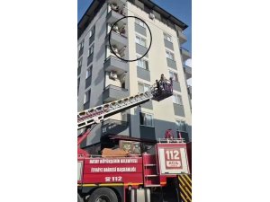 BÖCEK KORKUSUYLA BALKON DUVARININ ÜZERİNE ÇIKAN KADIN, ÖLÜMLE BURUN BURUNA GELDİ