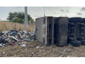 ADANA’DA ATIK YÜKLÜ TIR DEVRİLDİ: SÜRÜCÜ YARALANDI