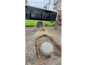 ADANA’DA BELEDİYE OTOBÜSÜ YAĞIŞ SONRASI OLUŞAN ÇUKURA DÜŞTÜ