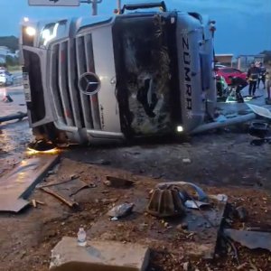 TIR DURAĞA DEVRİLDİ; 2 ÖLÜ