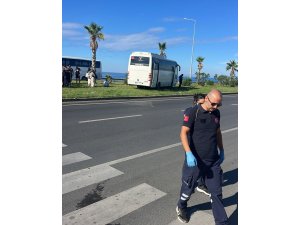 MANAVGAT’TA TUR OTOBÜSÜ MİNİBÜSLE ÇARPIŞTI: 3 YARALI