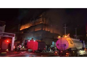MERSİN’DEKİ MOBİLYA MAĞAZASI YANGINI SÜRÜYOR