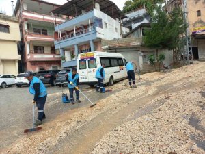 ŞİDDETLİ YAĞIŞ SONRASI ANTAKYA’DA TEMİZLİK EKİPLERİ SAHAYA ÇIKTI