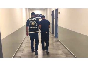 KENDİSİNİ KOMİSER OLARAK TANITIP MİLYONLUK VURGUN YAPAN ŞÜPHELİ TUTUKLANDI