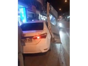 MİNİBÜSÜN KAPISI OTOMOBİLDE ASILI KALDI