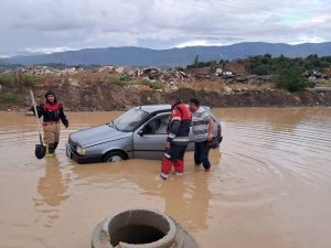 ANTAKYA’DA YOĞUN YAĞIŞ NEDENİYLE MAHSUR KALAN ÇOCUK VE YETİŞKİN KURTARILDI