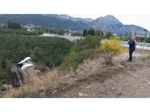 ISPARTA’DA KUM YÜKLÜ TIR ELMA BAHÇESİNE DEVRİLDİ, SÜRÜCÜ HAYATINI KAYBETTİ